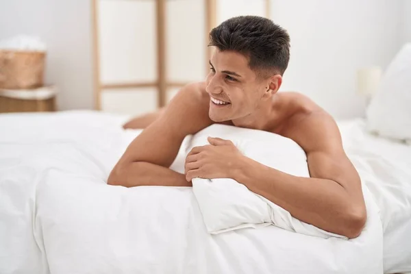 Joven Hombre Hispano Sonriendo Confiado Acostado Cama Dormitorio —  Fotos de Stock