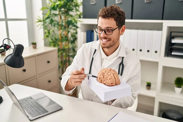 Doktor Üniforması Giyen Genç Spanyol Adam Klinikte Beyin Tutarken Görüntülü — Stok fotoğraf