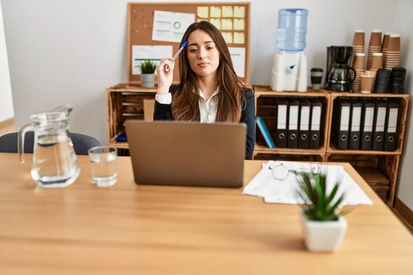 Jonge Spaanse Vrouw Zakenman Met Behulp Van Laptop Werken Kantoor — Stockfoto