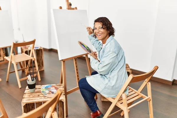 Middle Age Hispanic Artist Woman Smiling Happy Drawing Art Studio — ストック写真