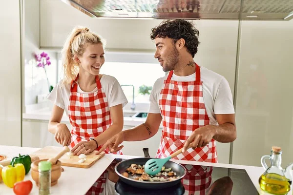 Casal Jovem Sorrindo Cozinha Feliz Usando Frigideira Cozinha — Fotografia de Stock