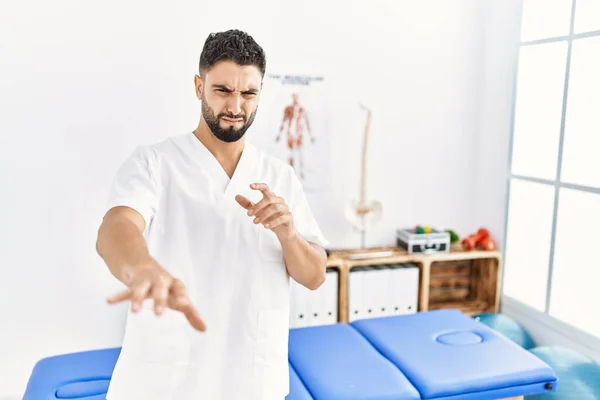 Joven Hombre Guapo Con Barba Que Trabaja Clínica Recuperación Del — Foto de Stock