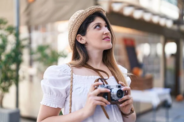 Mladá Hispánská Žena Turista Úsměv Jistý Pomocí Kamery Parku — Stock fotografie