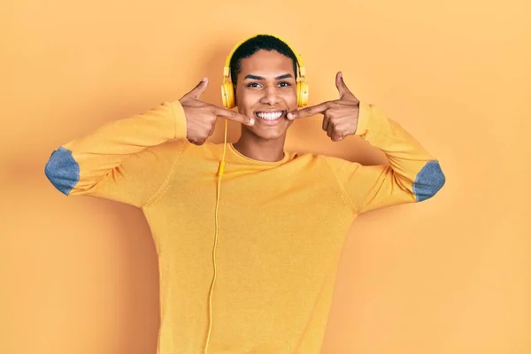Young African American Guy Listening Music Using Headphones Smiling Cheerful — 스톡 사진