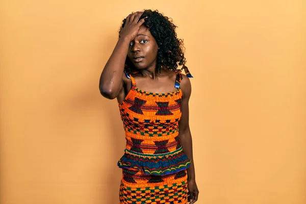 Junge Afrikanisch Amerikanische Frau Traditioneller Afrikanischer Kleidung Überrascht Mit Der — Stockfoto