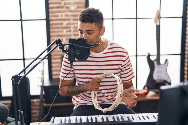 Afro Americano Músico Cantando Música Tocando Tamborim Estúdio Música — Fotografia de Stock