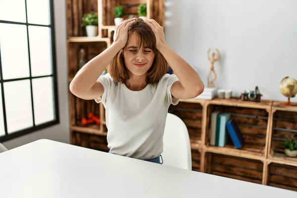 Young Caucasian Girl Wearing Casual Clothes Sitting Table Home Suffering — Stock Photo, Image