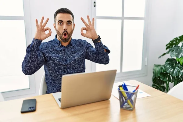Young Hispanic Man Beard Working Office Laptop Looking Surprised Shocked — Stock Photo, Image