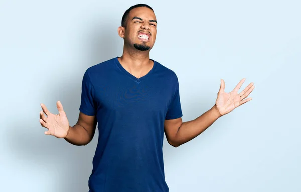 Sıradan Tişörtler Giyen Genç Afro Amerikan Bir Adam Çılgın Kızgın — Stok fotoğraf