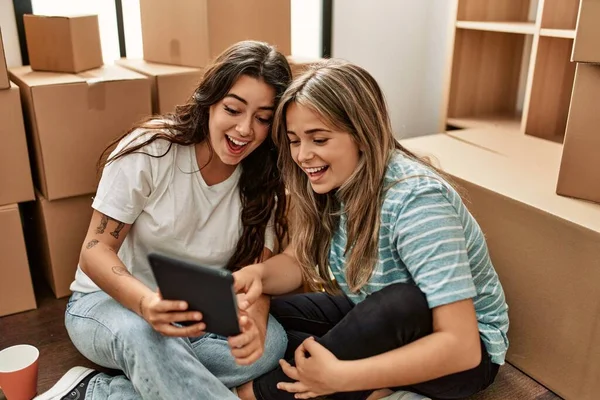 Casal Jovem Sorrindo Feliz Usando Touchpad Nova Casa — Fotografia de Stock