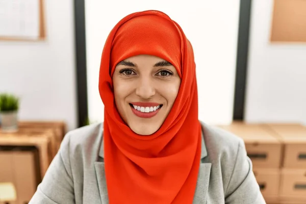 Young Woman Wearing Arabic Scarf Smiling Confident Office — Zdjęcie stockowe