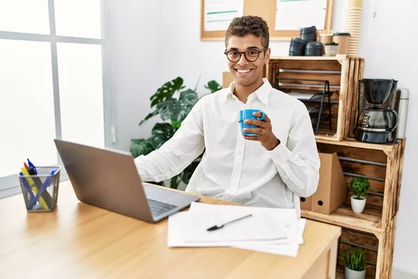 Mladý Hispánec Pracující Laptopem Kanceláři Firmy — Stock fotografie