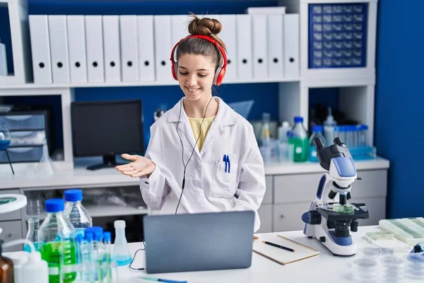 Chica Adolescente Que Trabaja Laboratorio Científico Celebrando Logro Con Sonrisa —  Fotos de Stock