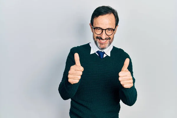 Homme Hispanique Moyen Age Portant Des Vêtements Décontractés Des Lunettes — Photo