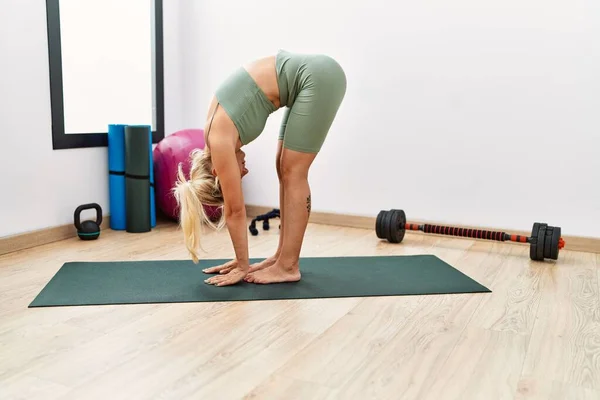 Jeune Fille Blonde Concentrer Formation Yoga Centre Sportif — Photo