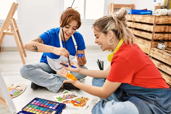 Due Artista Studente Donne Sorridente Felice Pittura Mani Scuola Arte — Foto Stock