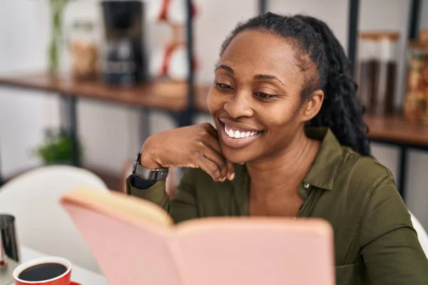 Mujer Afroamericana Sonriendo Confiado Libro Lectura Casa —  Fotos de Stock