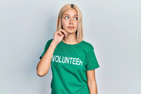 Schöne Blonde Frau Freiwilligen Shirt Mit Der Hand Kinn Die — Stockfoto