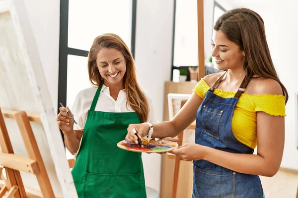 Mother Daughter Smiling Confident Drawing Art Studio — Stock Photo, Image