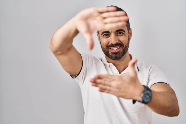 Jovem Hispânico Com Barba Vestindo Roupas Casuais Sobre Fundo Branco — Fotografia de Stock