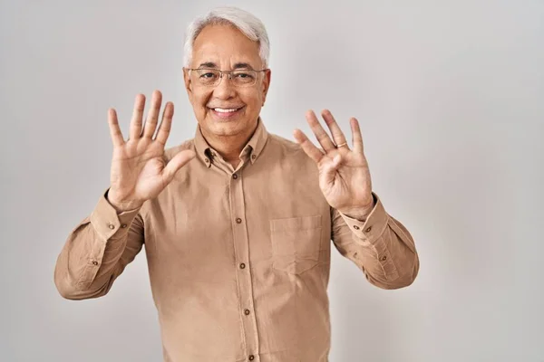 Der Hispanische Senior Trägt Eine Brille Und Zeigt Mit Finger — Stockfoto