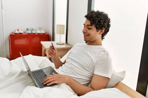 Junger Hispanischer Mann Kauft Mit Laptop Und Kreditkarte Auf Dem — Stockfoto