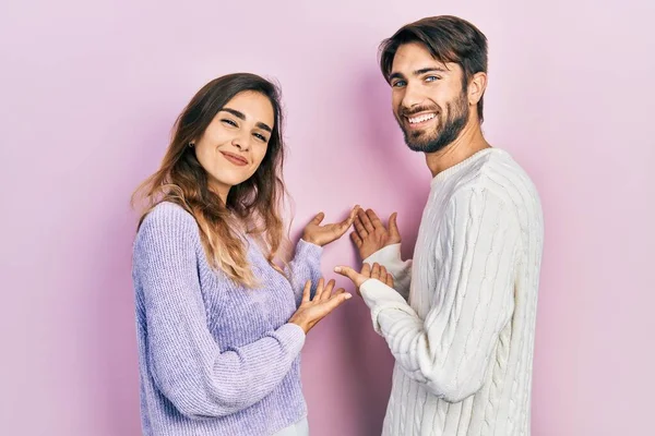 Jong Hispanic Paar Dragen Casual Kleding Uitnodigen Gaan Glimlachen Natuurlijk — Stockfoto