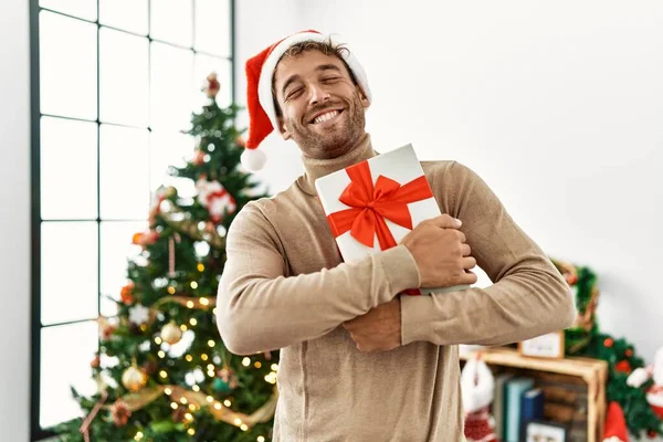 Jeune Homme Hispanique Souriant Confiant Tenant Cadeau Noël Maison — Photo