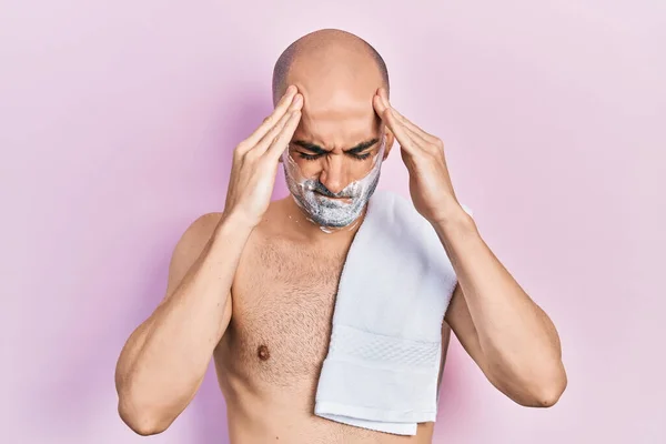 Young Bald Man Shirtless Shaving Beard Foam Suffering Headache Desperate — Stock Photo, Image
