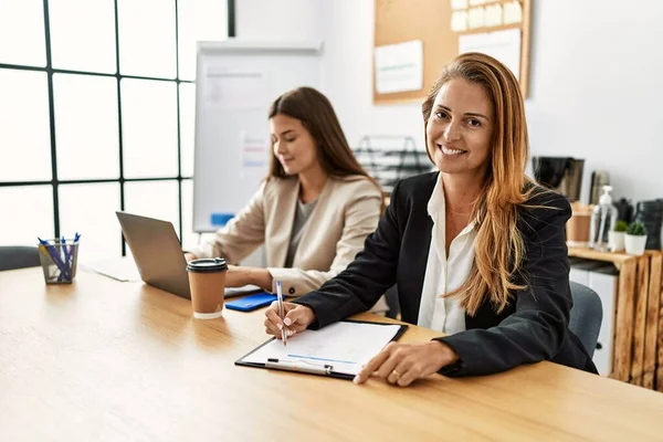 Mor Och Dotter Företagare Ler Tryggt Arbeta Kontoret — Stockfoto