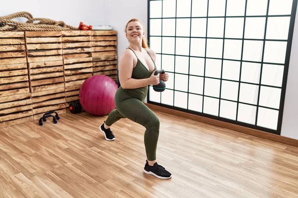 Mujer Pelirroja Joven Sonriendo Entrenamiento Seguro Con Kettlebell Centro Deportivo —  Fotos de Stock