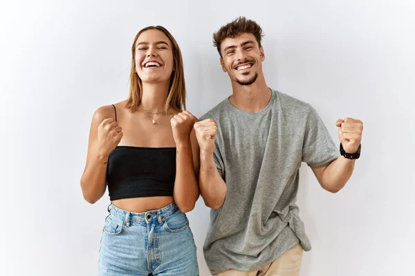 Jong Mooi Paar Samen Staan Geïsoleerde Achtergrond Vieren Verrast Verbaasd — Stockfoto