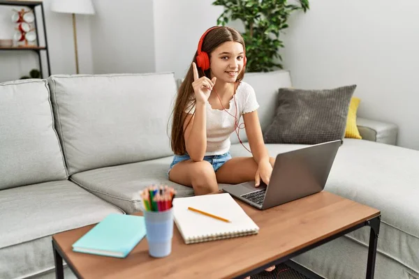 Νεαρή Μελαχρινή Έφηβη Κάνει Την Εργασία Φορητό Υπολογιστή Στο Σπίτι — Φωτογραφία Αρχείου