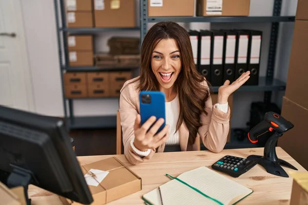 Young Brunette Woman Working Small Business Ecommerce Doing Video Call — Foto de Stock