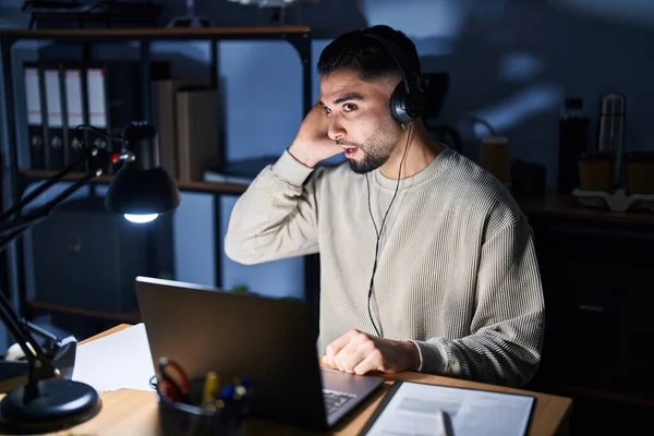 Joven Hombre Guapo Que Trabaja Usando Computadora Portátil Por Noche — Foto de Stock