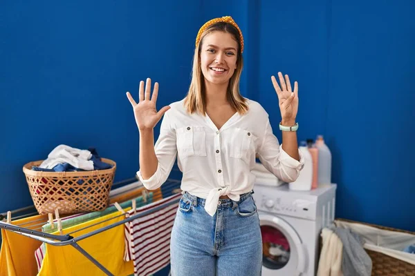 Junge Blonde Frau Der Waschküche Zeigt Und Zeigt Mit Finger — Stockfoto