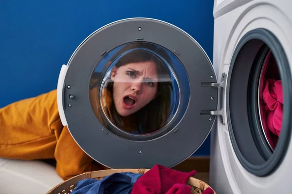 Young Brunette Woman Looking Washing Machine Window Shock Face Looking — Photo