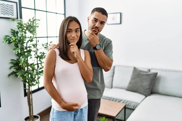 Jong Interraciaal Koppel Dat Een Baby Verwacht Een Zwangere Buik — Stockfoto
