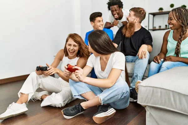 Groep Van Jonge Vrienden Glimlachen Gelukkig Spelen Videospel Thuis — Stockfoto