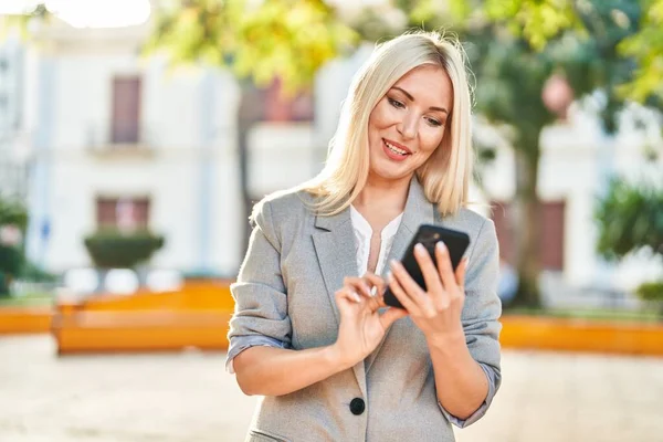 Ung Blond Kvinna Ler Säker Med Hjälp Smartphone Parken — Stockfoto