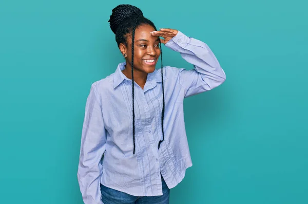 Mujer Afroamericana Joven Vistiendo Ropa Casual Muy Feliz Sonriente Mirando —  Fotos de Stock