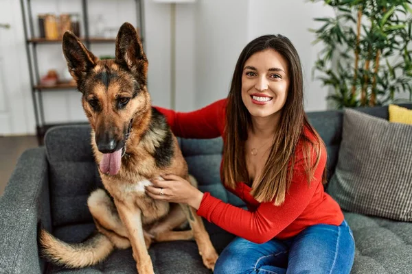 Evde Köpekle Koltukta Otururken Kendinden Emin Gülümseyen Genç Kadın — Stok fotoğraf