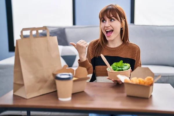 Ung Vacker Kvinna Äter Leveransmat Vardagsrummet Pekar Tummen Upp Till — Stockfoto
