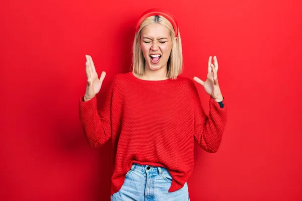 Schöne Blonde Frau Lässigem Roten Pullover Feiert Verrückt Und Verrückt — Stockfoto