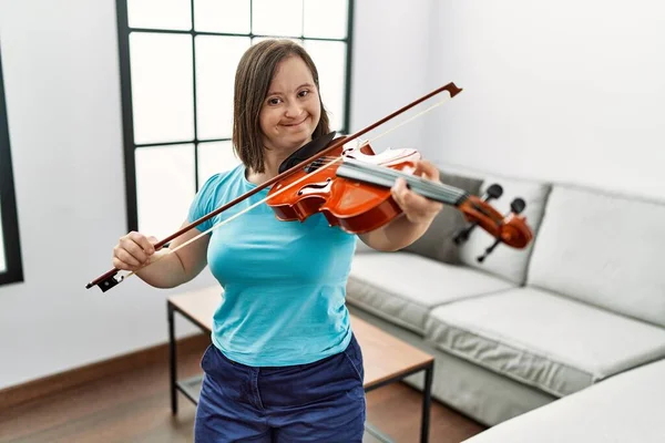 Mulher Morena Com Síndrome Praticando Violino Sala Estar — Fotografia de Stock