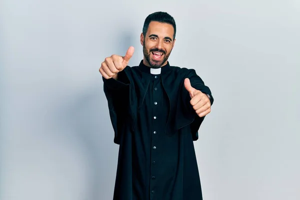 Sakallı Katolik Rahip Cüppeli Yakışıklı Bir Adam Elleriyle Olumlu Bir — Stok fotoğraf