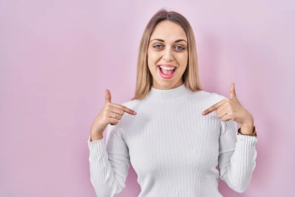 Young Blonde Woman Wearing White Sweater Pink Background Looking Confident — Stock Photo, Image