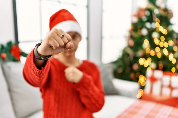 Kısa Saçlı Ispanyol Bir Kadın Noel Şapkası Takıyor Kanepede Oturuyor — Stok fotoğraf