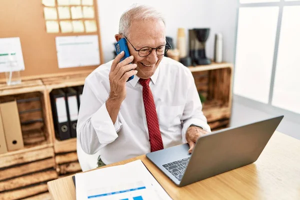 Trabalhador Sênior Negócios Falando Smartphone Trabalhando Escritório — Fotografia de Stock