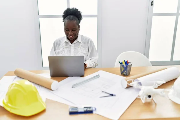 Young African American Woman Architect Using Laptop Working Architecture Studio — Fotografia de Stock